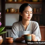 습관 스택킹으로 불안감 줄이기 - A peaceful morning scene in a cozy Thai home kitchen: a young Thai adult woman wearing comfortable, ...
